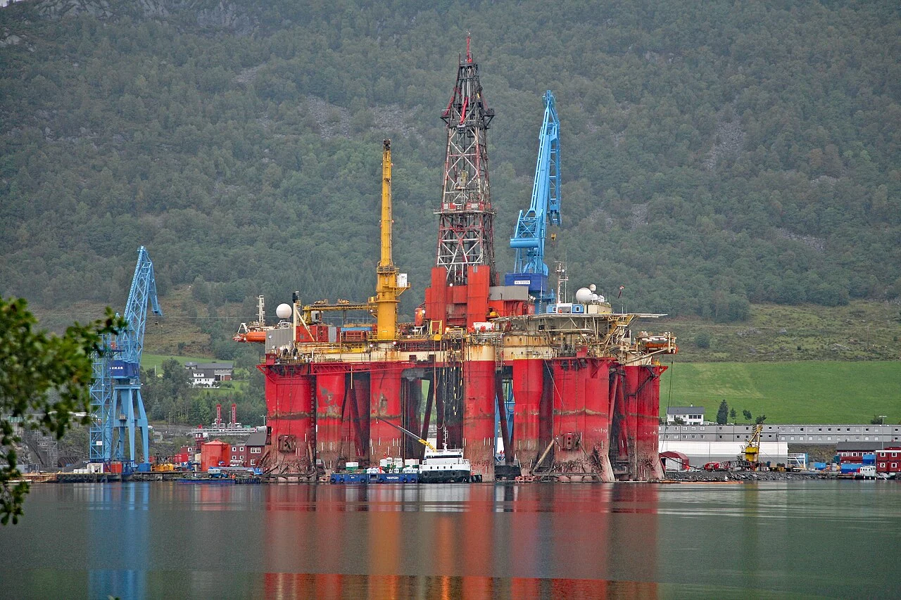 Drilling platform in an industrial harbor